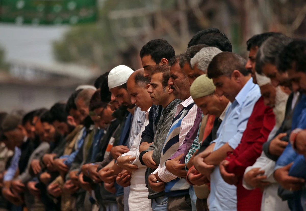Muslims perform prayers on a road outside a mosque on the first Friday of the holy fasting month of Ramadan in Srinagar May 10, 2019. (Reuters)