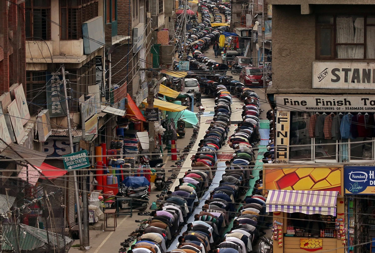 Muslims perform prayers on a road outside a mosque on the first Friday of the holy fasting month of Ramadan in Srinagar May 10, 2019. (Reuters)
