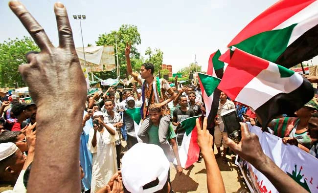 Sudanese protesters chant slogans during a sit-in outside the army headquarters in the capital Khartoum on May 1, 2019. (AFP)