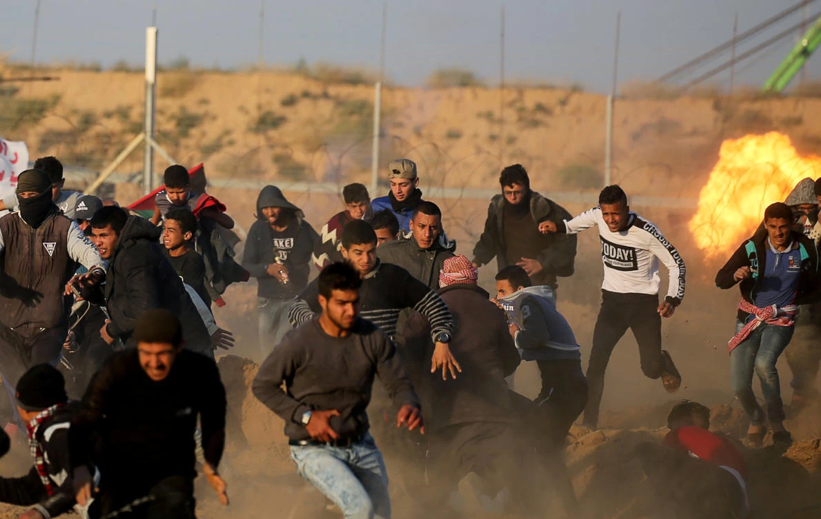 Demonstrators run during a protest in solidarity with Palestinian prisoners held in Israeli jails, at the Israel-Gaza border fence in the southern Gaza Strip April 19, 2019. (File/Reuters/Ibraheem Abu Mustafa)