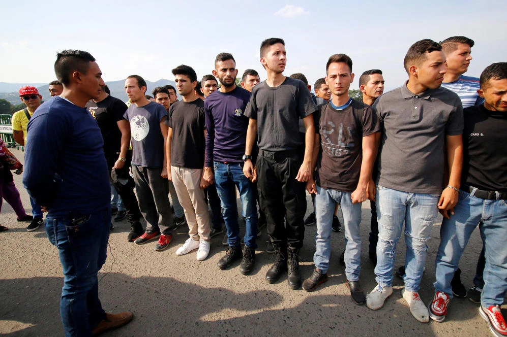Venezuelan soldiers who deserted to Colombia demonstrate in support of opposition leader Juan Guaido in his campaign to oust Venezuelan President Nicolas Maduro's government, on the Simon Bolivar international bridge in Cucuta, Colombia, on the border with Venezuela, on April 30, 2019. (AFP / Schneyder Mendoza)