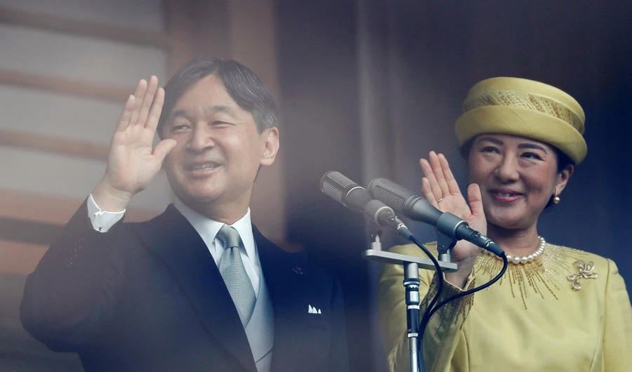 Japan's Emperor Naruhito and Empress Masako greets well-wishers during their first public appearance at the Imperial Palace in Tokyo on May 4, 2019. (REUTERS/Issei Kato)