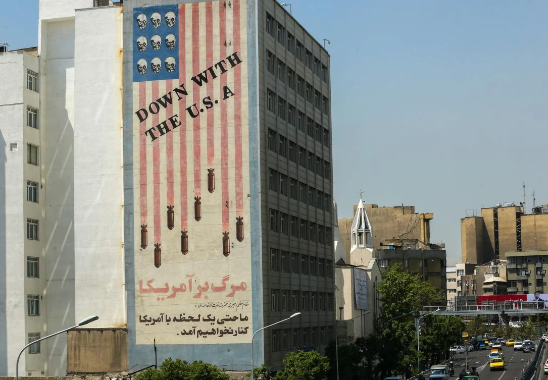 A large anti-US mural covers the wall of a building in the center of the Iranian capital Tehran, on April 23, 2019. (AFP)