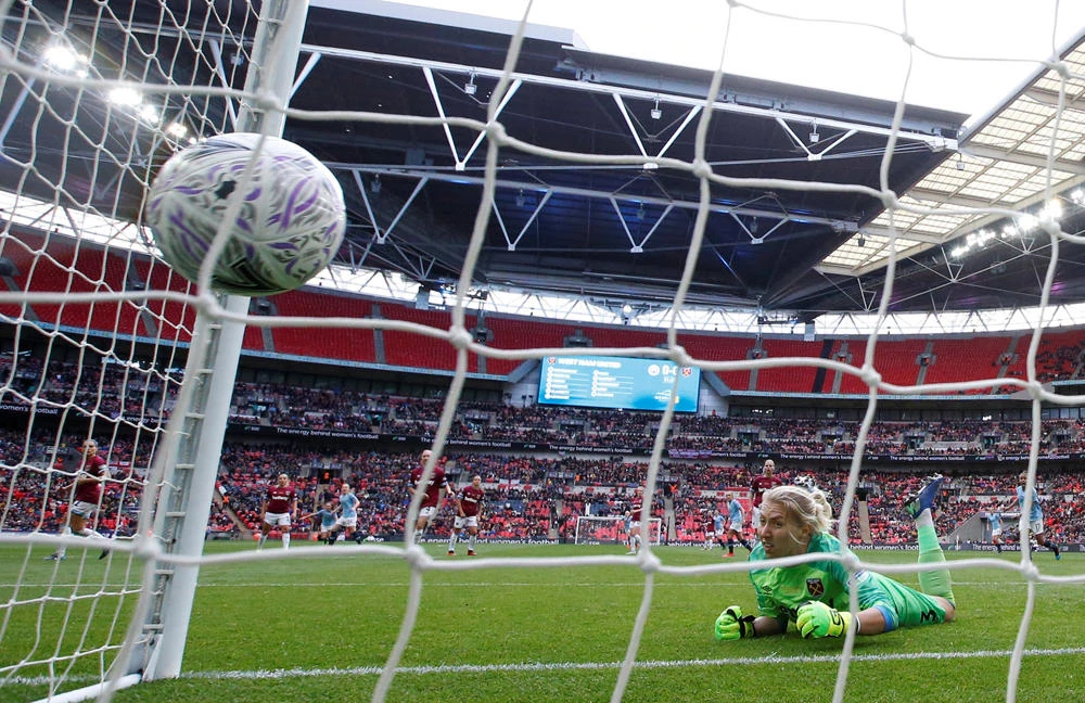 Manchester City's Keira Walsh celebrates scoring their first goal in the Women's FA Cup Final between West Ham United and Manchester City at the Wembley Stadium in London on May 4, 2019. (Reuters/Peter Cziborra)
