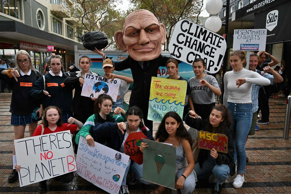 Schoolchildren stage a climate change protest in front of the office of Australia's former premier Tony Abbott in Sydney on May 3, 2019. School students held protests in front of numerous offices of politicians up for re-election ahead of the May 18 general election to highlight the inadequate progress on addressing climate change across Australia. (AFP / Saeed Khan)
