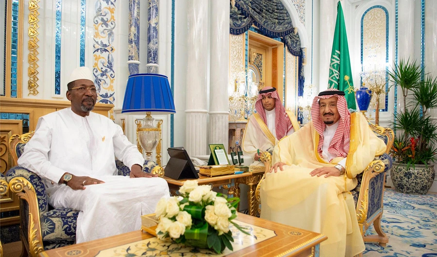 King Salman receives Alassane Bala Sakande, president of the National Assembly of the Republic of Burkina Faso, in Jeddah on Sunday. (SPA)