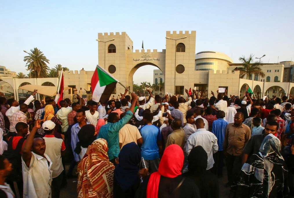 Sudanese chant slogans as they gather during a sit-in outside the army headquarters in Khartoum on May 2, 2019. (AFP)