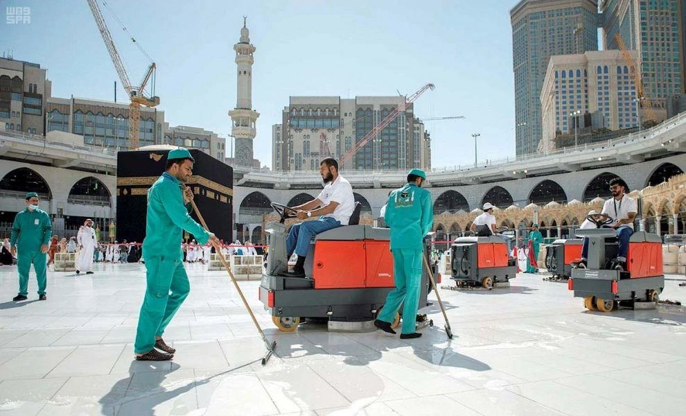 Small army of workers keep Makkah’s Grand Mosque courtyard clean during Ramadan