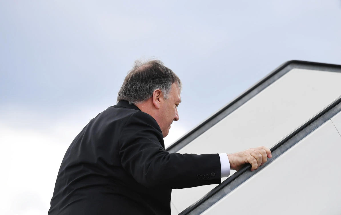 US Secretary of State Mike Pompeo makes his way to board a plane before departing from Rovaniemi Airport after attending the Arctic Council summit at the Lappi Areena in Rovaniemi, Finland May 7, 2019. (Reuters/Mandel Ngan/Poo)