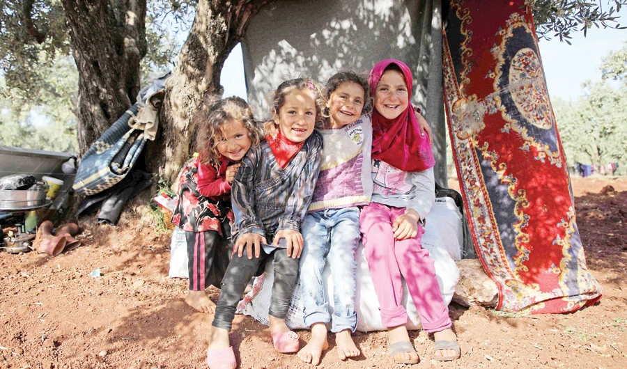 Thousands flee north as Assad troops   force refugees from territory in Idlib