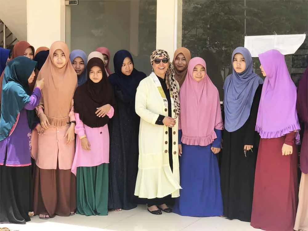 The OIC delegation visited a neighborhoods inhabited by Muslims in Cambodia and also a number of mosques and schools for Muslim students. (OIC photo)