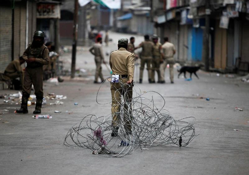 In this July 12, 2016 file photo, an Indian policeman pulls concertina wire to lay a barricade on a road during a curfew in Srinagar. Daesh’s Amaq News Agency announced late on Friday that the militant group had declared India its new province called “Wilayah of Hind.” (Reuters)
