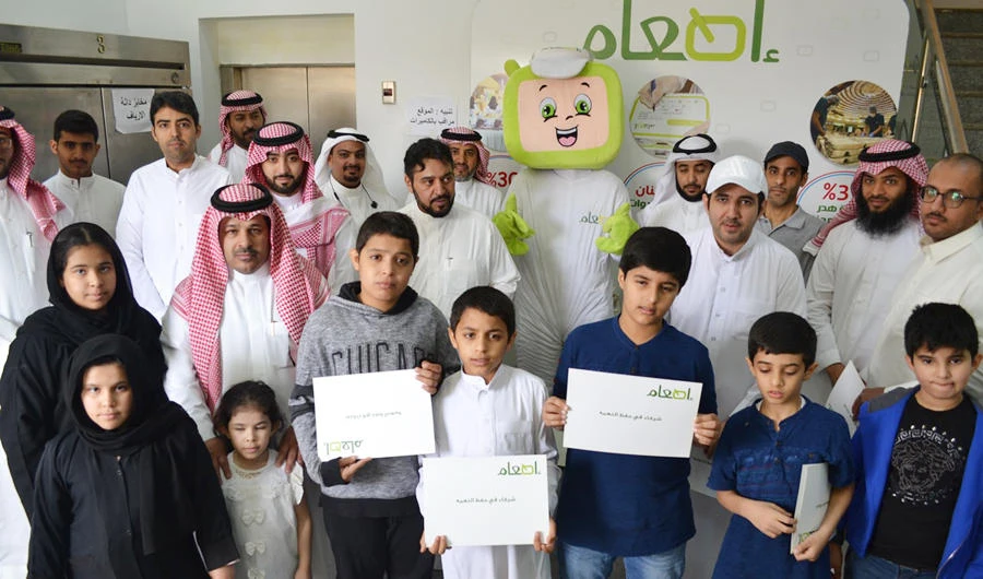 Employees of the bank also participated in the distribution of food to the needy in Riyadh.