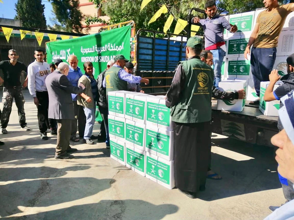 Pakistanis receiving food aid distributed by KSRelief in Gilgit Baltistan region on Friday on the occasion of Ramadan. (SPA)