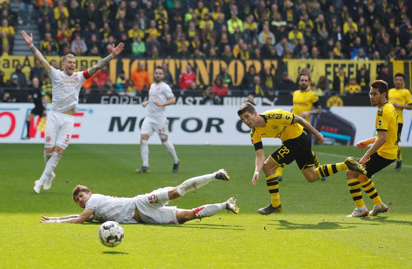Fortuna Dusseldorf's Matthias Zimmermann in action with Borussia Dortmund's Christian Pulisic at the Signal Iduna Park, Dortmund, Germany, on May 11, 2019. (REUTERS/Leon Kuegeler)