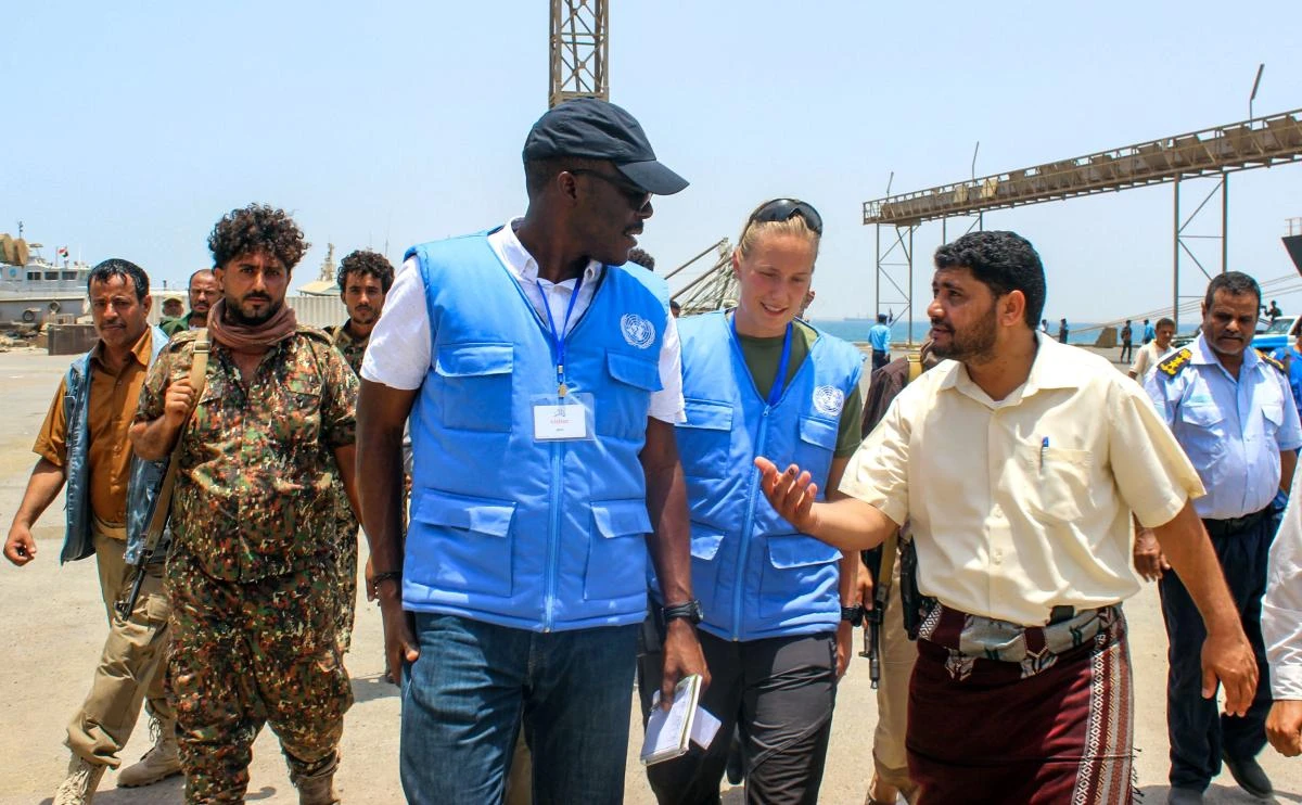 Members of the United Nations observer mission meet with local officials during the Yemeni Houthi withdrawal from Saleef port in the western Red Sea Hodeida province, on May 11, 2019. (AFP)