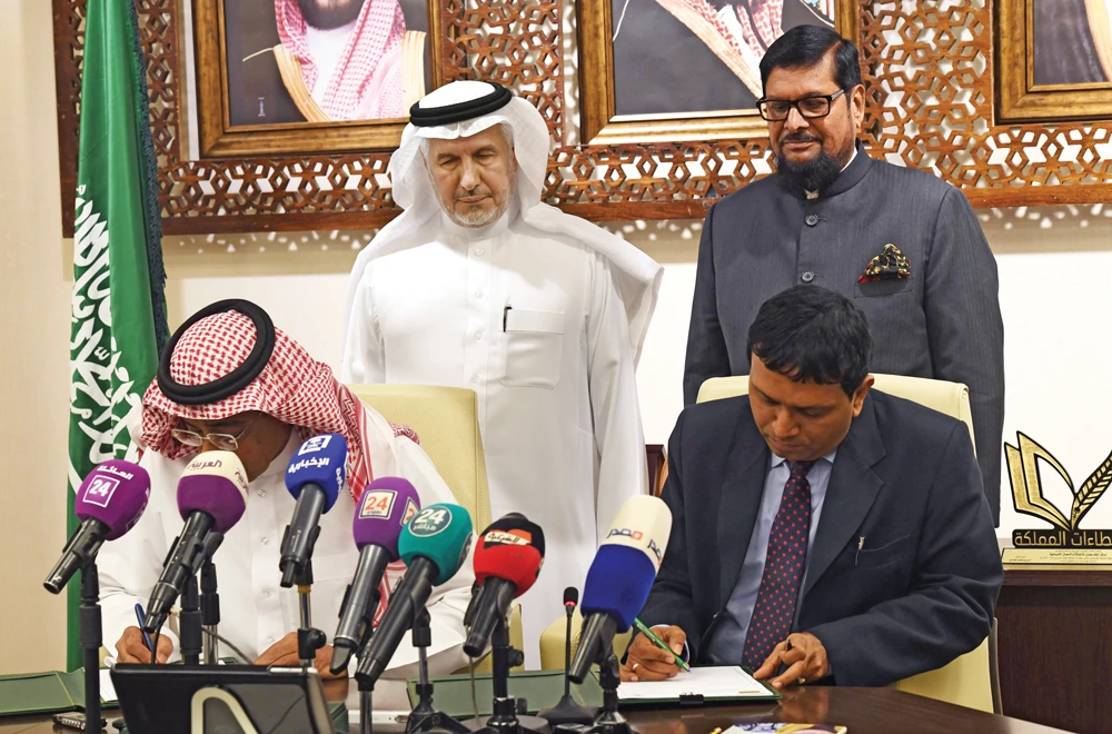The supervisor general of the King Salman Humanitarian Aid and Relief Center, Dr. Abdullah Al-Rabeeah, receives Shaukat Ali Soudhan, president of the ruling party of the Republic of Mauritius, at the center’s headquarters in Riyadh on Sunday. (SPA)