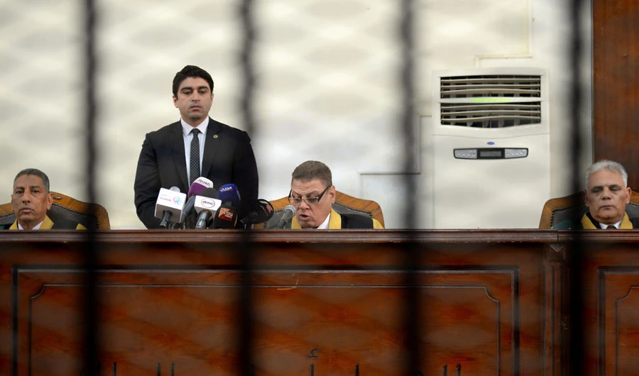 Egyptian judge Mohammed Fahmy (C) reads out the life sentence against Muslim Brotherhood businessman Hassan Malek (not seen in the picture) during the final session of his trial in Cairo on April 30, 2019. (AFP / MOHAMED EL-SHAHED)