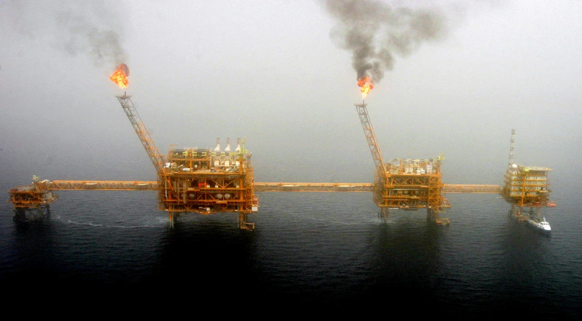 Oil prices rose more than $1 a barrel on Monday but then fell with Wall Street as the negative turn in the US-China talks spooked investors. (Reuters)