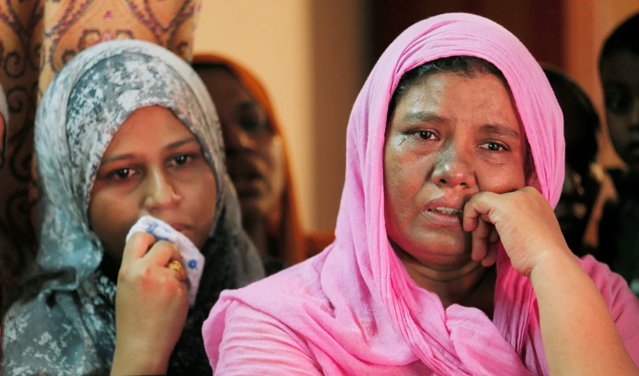Muslim villagers react next to the dead body of Mohamed Salim Fowzul Ameer, who died in a mob attack, during the funeral ceremony at a mosque in Kottaramulla, Sri Lanka May 14, 2019. (Reuters)