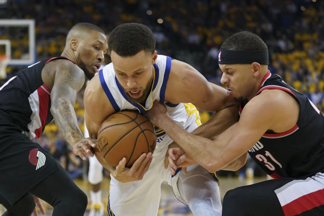 Stephen Curry powers Warriors over Blazers in NBA Western Conference finals opener