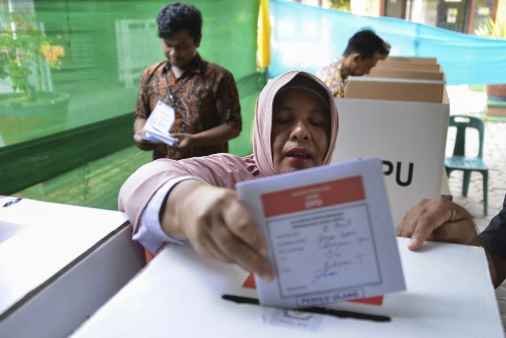 Unofficial counts by private pollsters show incumbent President Joko Widodo winning the election over ex-general Prabowo Subianto. (AFP)