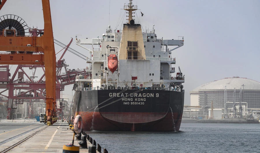 A cargo ship is seen moored at the port of Fujairah in the Gulf Emirate on May 13, 2019. (AFP / KARIM SAHIB)
