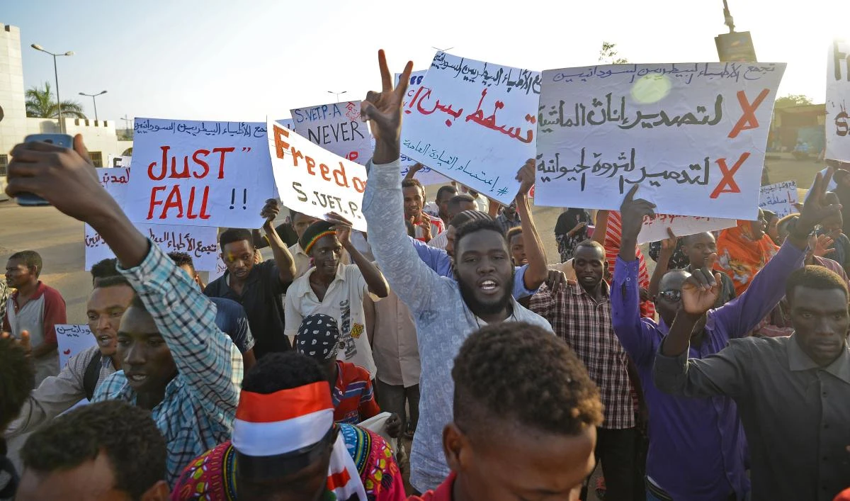 Sudanese protesters chant slogans and wave placards during a demonstration in Khartoum on May 14, 2019. (AFP)