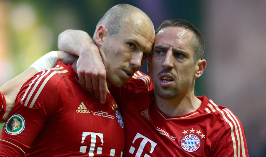 Picture taken on May 12, 2012 shows Bayern Munich's French midfielder Franck Ribery (R) congratulating Bayern Munich's Dutch midfielder Arjen Robben after he scored during the German cup "DFB Pokal" final football match Bayern Munich vs Borussia Dortmund at the Olympiastadion in Berlin. (AFP / ODD ANDERSEN )