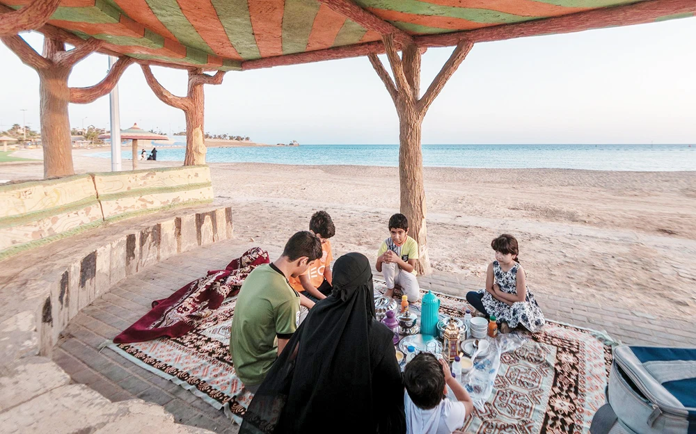 Breaking Ramadan fast on the beach is a different experience. (SPA)