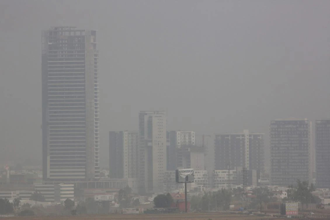 Life goes on under cloud of smog in Mexico City