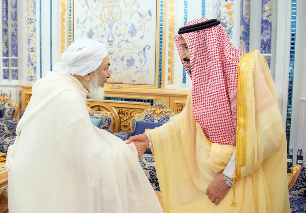 King Salman receives Sheikh Abdullah bin Bayyah, president of the UAE Ifta Council, at Al-Salam Palace in Jeddah on Sunday. (SPA)