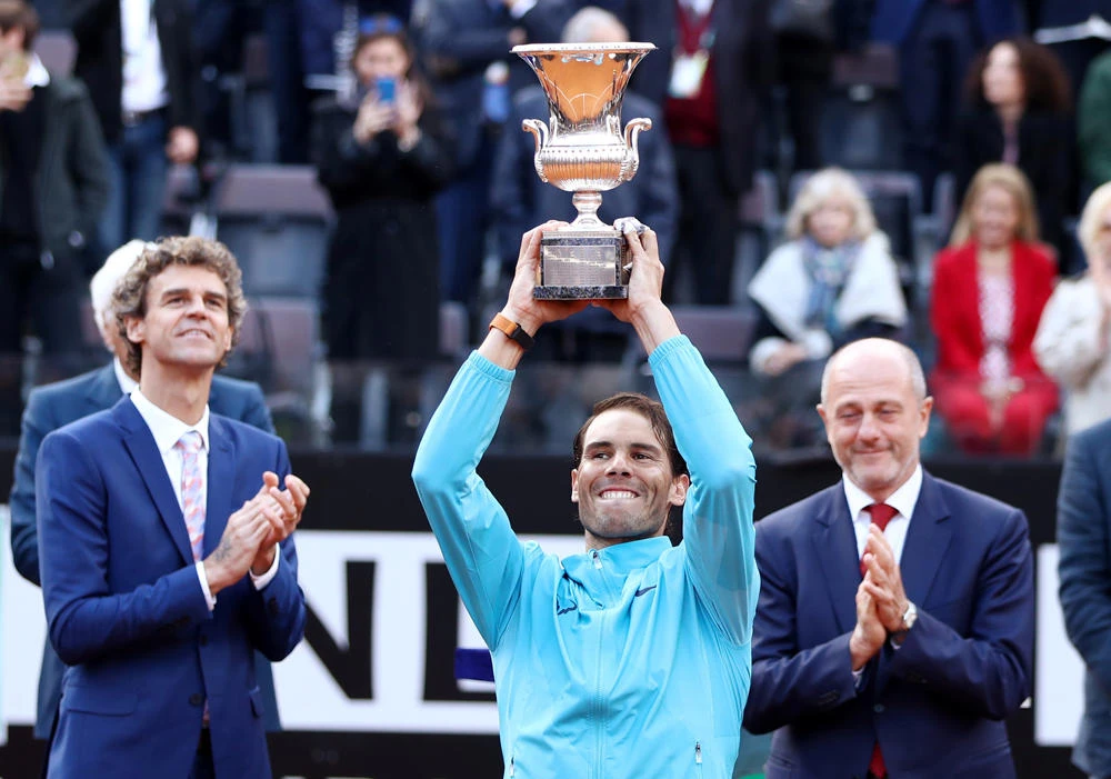 Spain's Rafael Nadal celebrates as he receives his trophy after winning the final against Serbia's Novak Djokovic in the Italian Open in Rome on May 19, 2019. (REUTERS/Matteo Ciambelli)