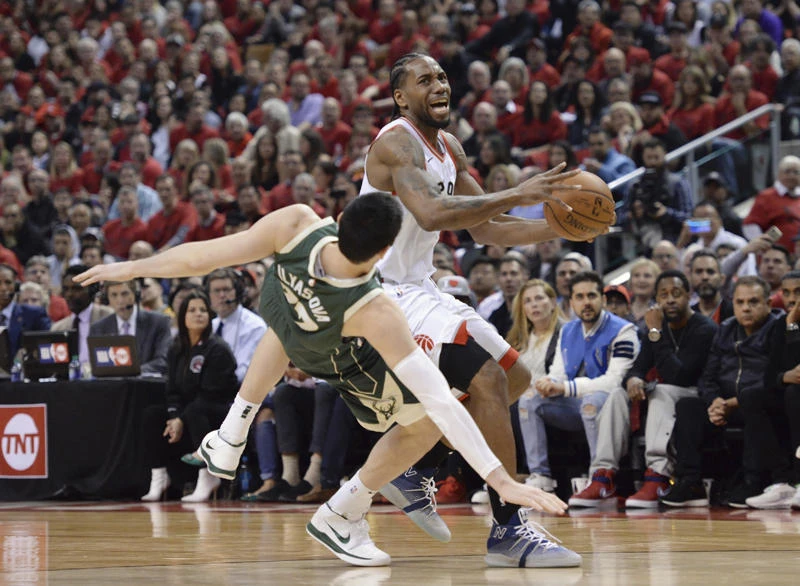 Leonard stars as Raptors claw back with win over Bucks