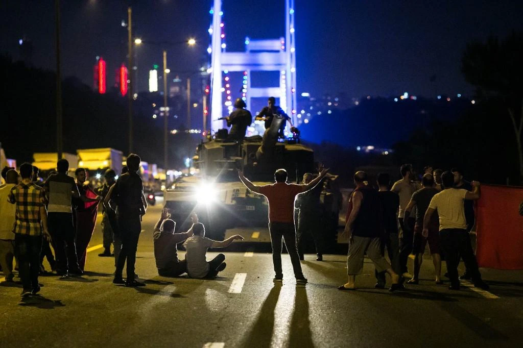 People take over a tank near the Fatih Sultan Mehmet bridge during clashes with military forces in Istanbul in this photo on July 16, 2016. (AFP)