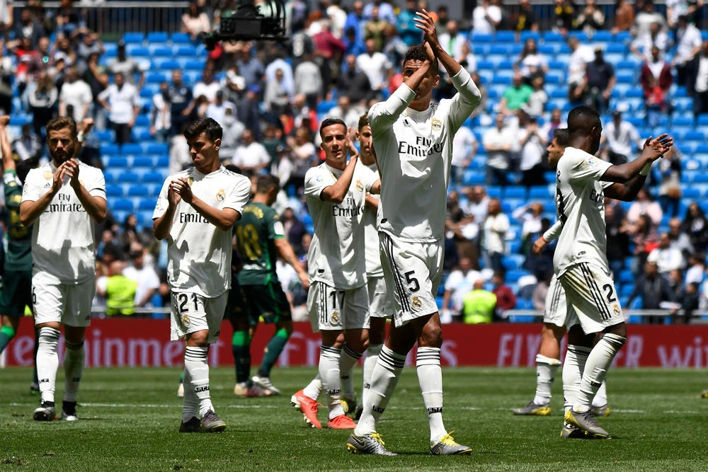 Real Madrid's players acknowledge fans at the end of the Spanish League football match between Real Madrid and Real Betis at the Santiago Bernabeu stadium in Madrid on May 19, 2019. (AFP / PIERRE-PHILIPPE MARCOU)