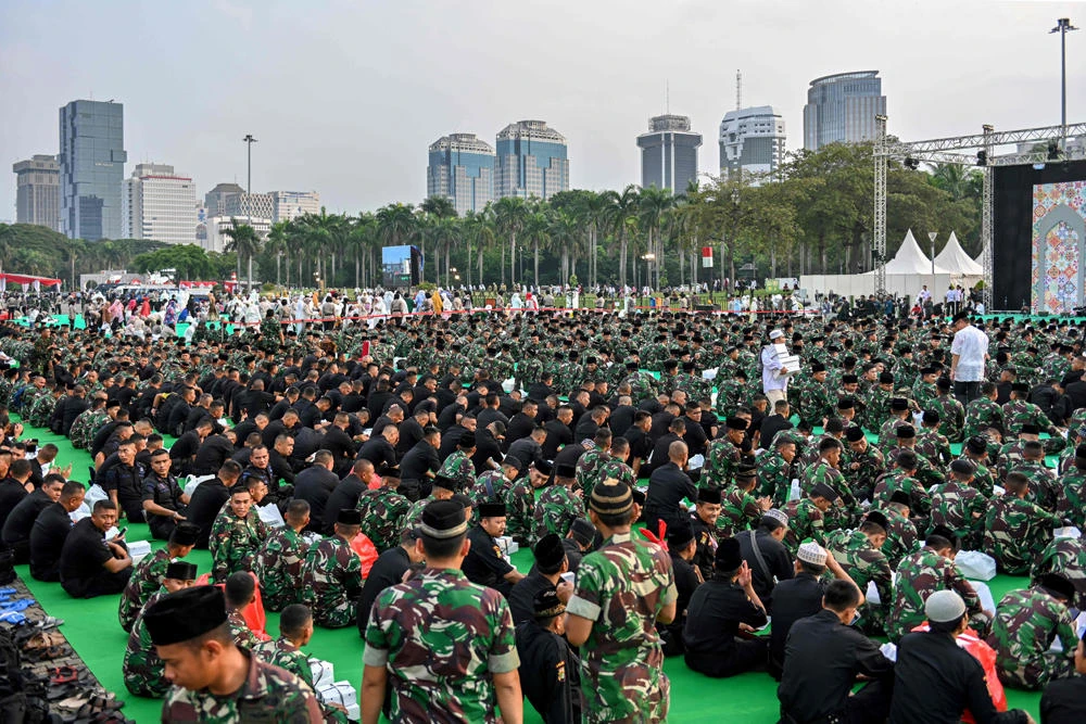 Police and military personnel, who guarded the capital city during the recent election, gather to break fast with Indonesia's President Joko Widodo during the Muslim holy month of Ramadan in Jakarta on May 16, 2019. (AFP / Bay Ismoyo)