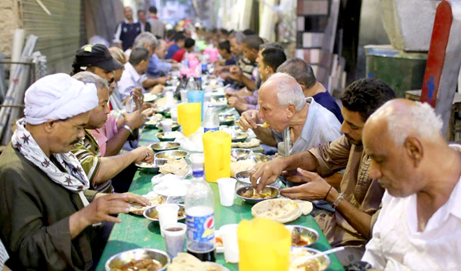 People break their fast at a large gathering. (Photo/Supplied)