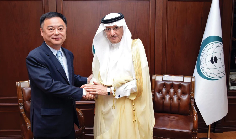 The secretary-general of the OIC, Dr. Yousef bin Ahmed Al-Othaimeen, receives Chinese Ambassador Chen Weiqing in Jeddah on Tuesday. (SPA)