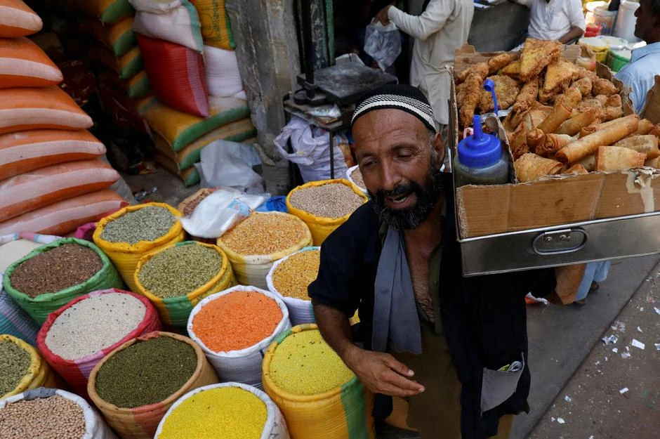 In continuous freefall, Pakistani rupee hits 154 in the open market
