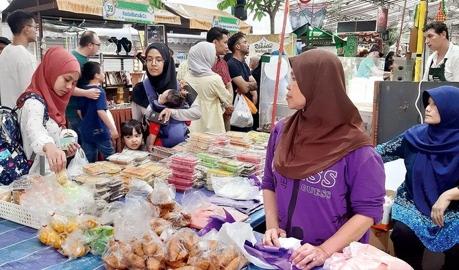 A local Muslim lady looks through a colorful array of 'Malay kueh,' which are traditional Malay sweet desserts. (AN photo)