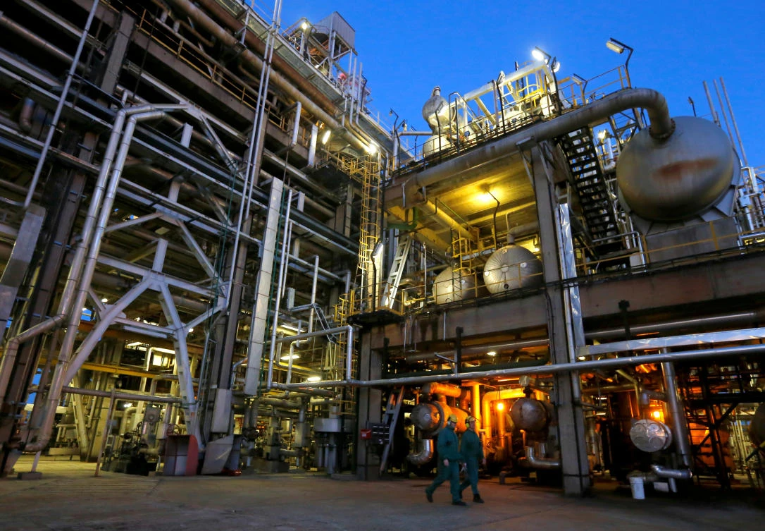 Crude futures extended their falls amid surging US crude inventories and weak demand from refineries. (Reuters)