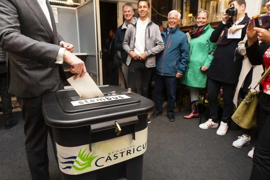 Dutch, UK polls open, starting 4 days of European elections