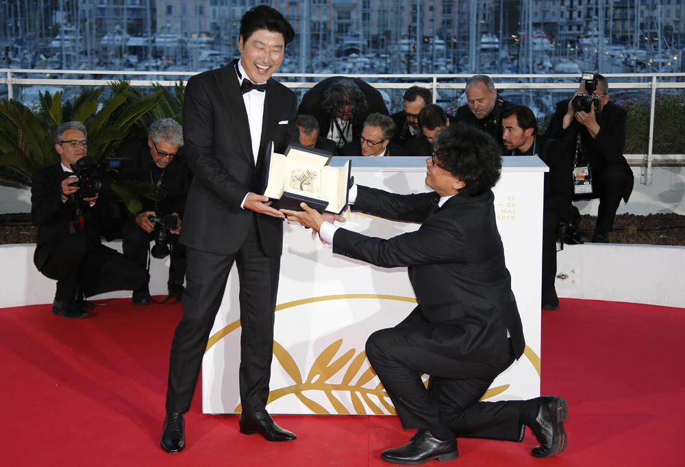 Korean director Bong Joon-ho, Palme d'Or award winner for his film "Parasite" (Gisaengchung), and  Song Kang-ho, at the 72nd Cannes Film Festival photocall after the closing ceremony in Cannes, France, on May 25, 2019. (REUTERS/Jean-Paul Pelissier)