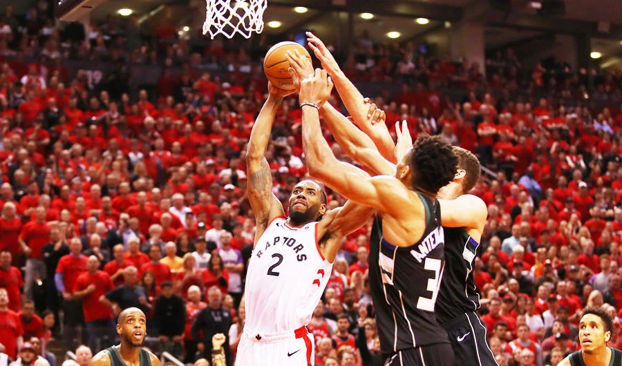 Kawhi Leonard #2 of the Toronto Raptors drives to the basket during the second half against the Milwaukee Bucks in game six of the NBA Eastern Conference Finals at Scotiabank Arena on May 25, 2019 in Toronto, Canada. (AFP)