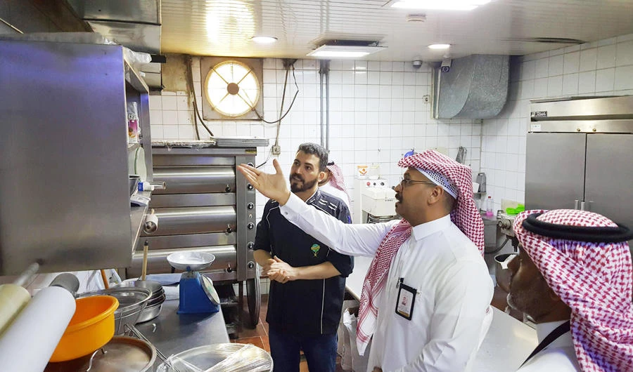 The violations, detected through 584 inspection visits, included expired products stored with nonexpired products. (SPA)