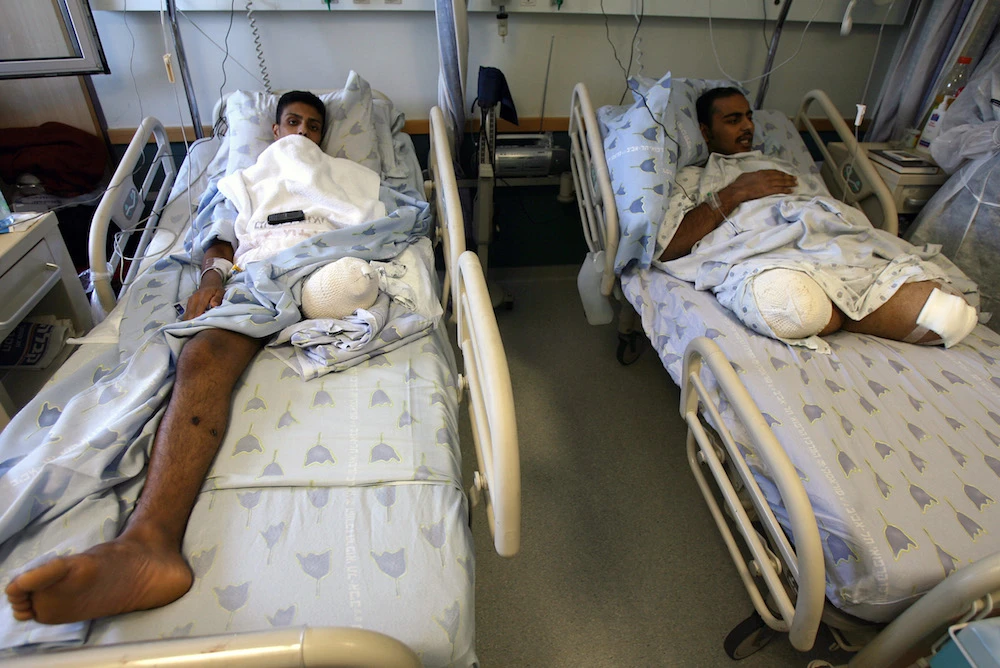 The UK aid support to Gaza will establish a limb reconstruction unit to provide centralized expertise for patients with complex injuries including gunshot wounds. (File/AFP)