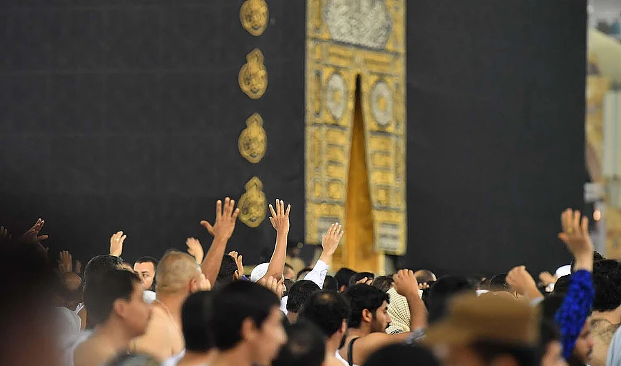 We are monitoring crowded sites, developing adequate solutions and studies and preparing daily reports about the capacity of the Grand Mosque, say authorities. (SPA)
