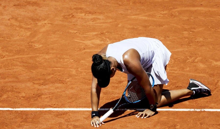 Japan's Naomi Osaka reacts as she plays against Czech Republic's Katerina Siniakova during their women's singles third round match on day seven of The Roland Garros 2019 French Open tennis tournament in Paris on June 1, 2019. (AFP / Thomas Samson)