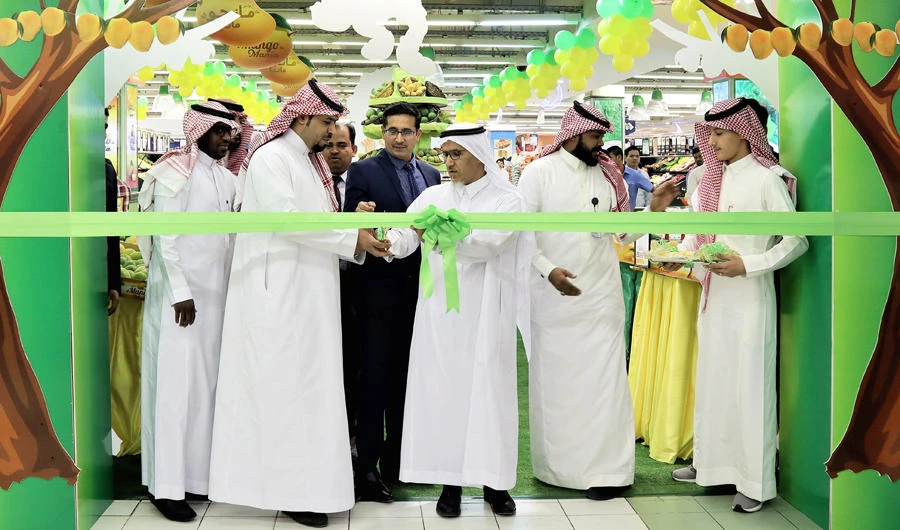 Ibrahim Al-Bidha, deputy manager at the Ministry of Environment, Water and Agriculture, Riyadh, inaugurates the festival. Also seen are: Hatim Mustanisir, LuLu regional director; Abdullah Hamdan Suwailem, LuLu marketing manager and others.
